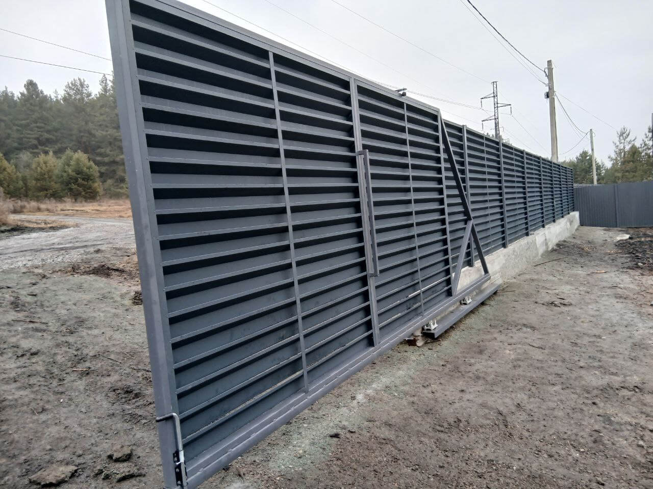 Забор-жалюзи из ламелей Хай-Тек 37м RAL7024/7024 Серый Графит двусторонний МАТТЕ фото 7 в Осинцево