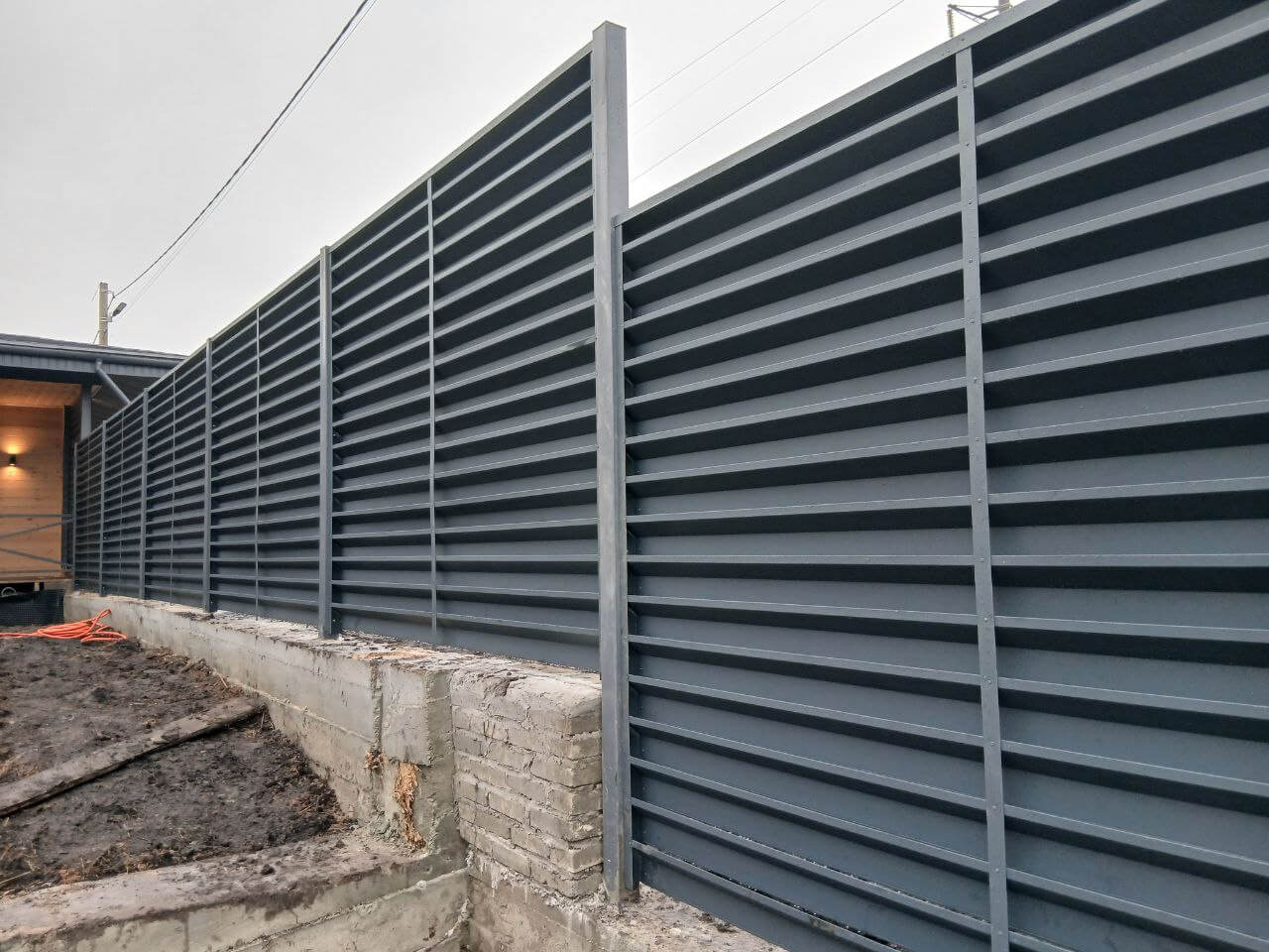 Забор-жалюзи из ламелей Хай-Тек 37м RAL7024/7024 Серый Графит двусторонний МАТТЕ фото 6 в Осинцево