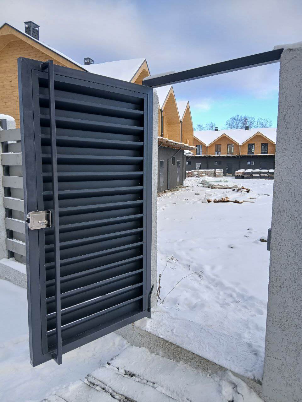 Входная группа из ламелей Хай-Тек RAL7024/7024 Серый Графит двусторонний МАТТЕ фото 21 в Осинцево