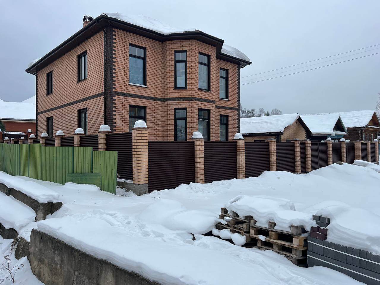 Забор-жалюзи из ламелей ЭКО-Z 87м RAL8017/8017 Шоколад двусторонний МАТТЕ фото 12 в Осинцево