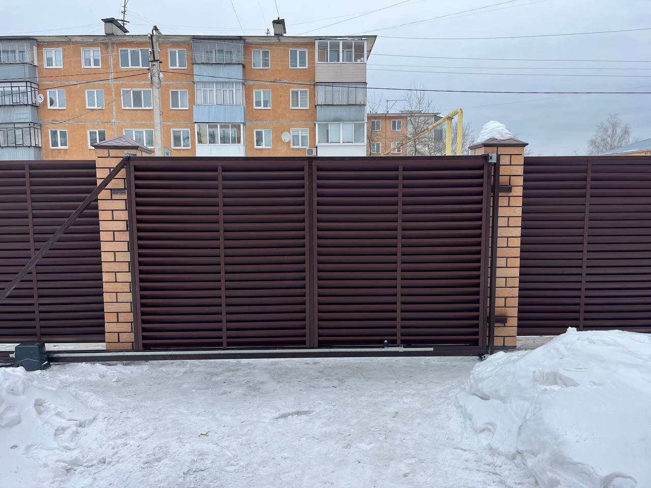 Забор-жалюзи из ламелей ЭКО-Z 87м RAL8017/8017 Шоколад двусторонний МАТТЕ фото 10 в Осинцево