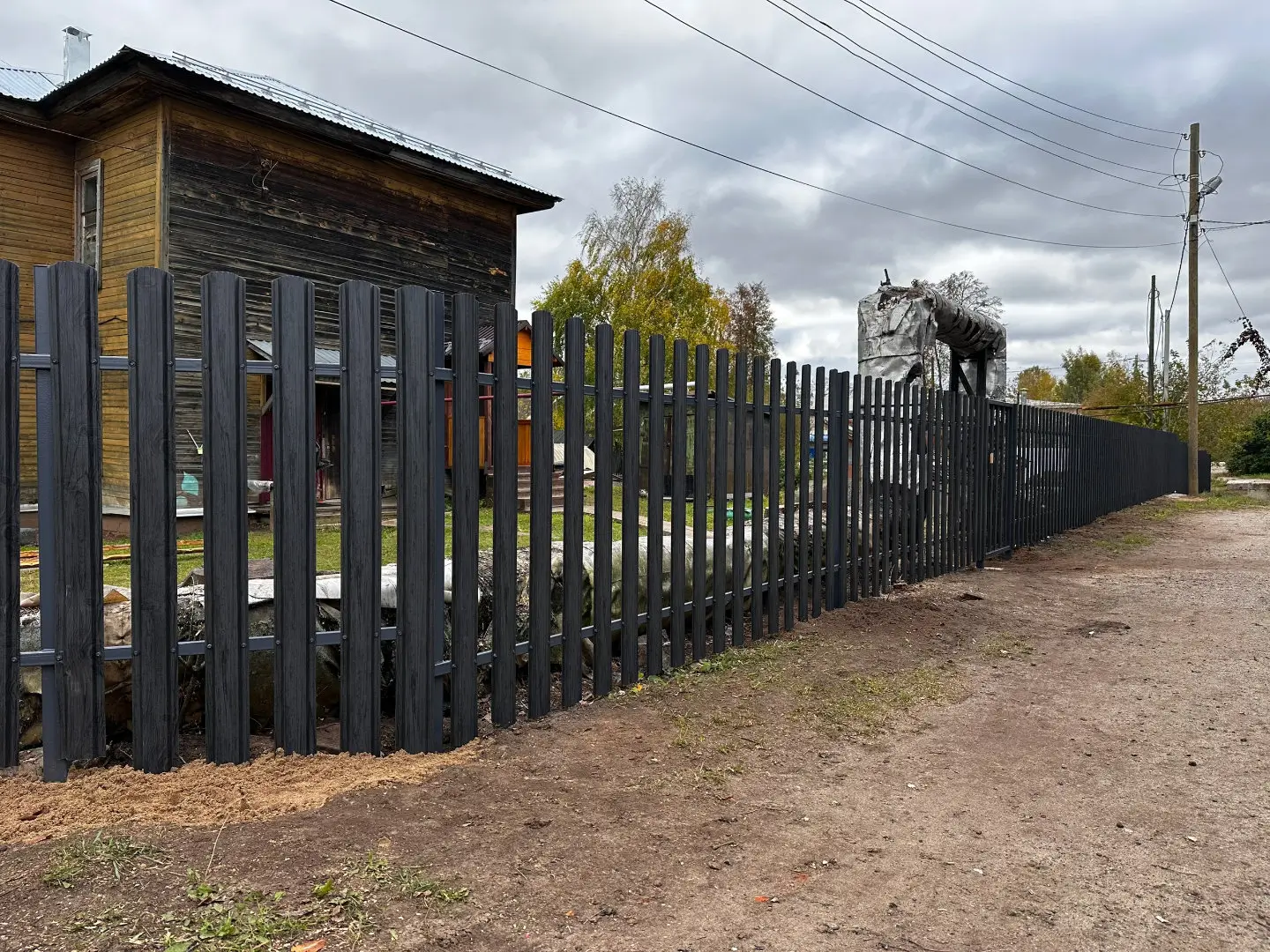 Забор из евроштакетника 63м Черное Дерево 3D Принтек фото 1 в Осинцево