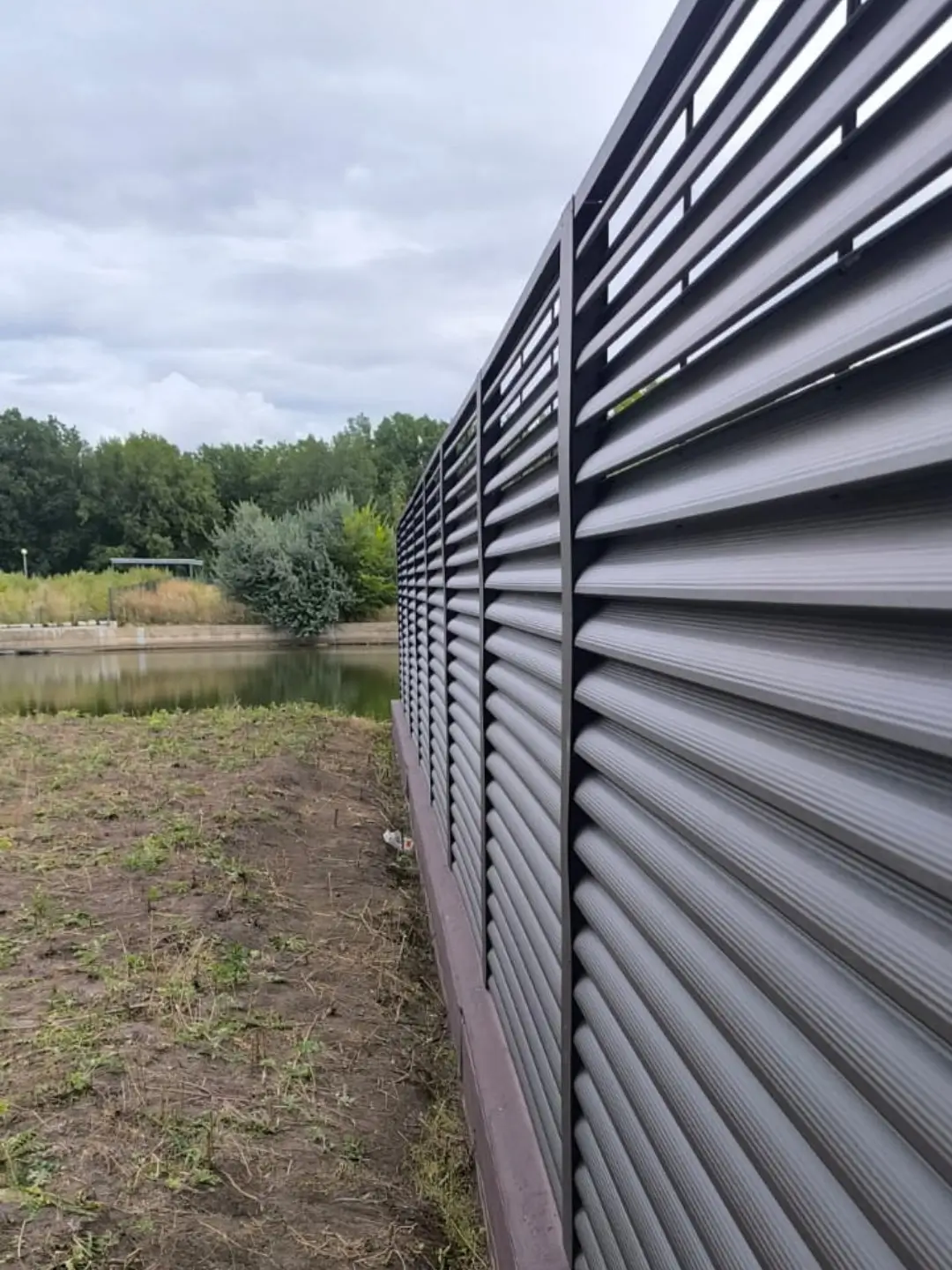 Забор-жалюзи из ламелей еврожалюзи 86м RAL8019/8019 Темный Шоколад двусторонний МАТТЕ фото 7 в Осинцево
