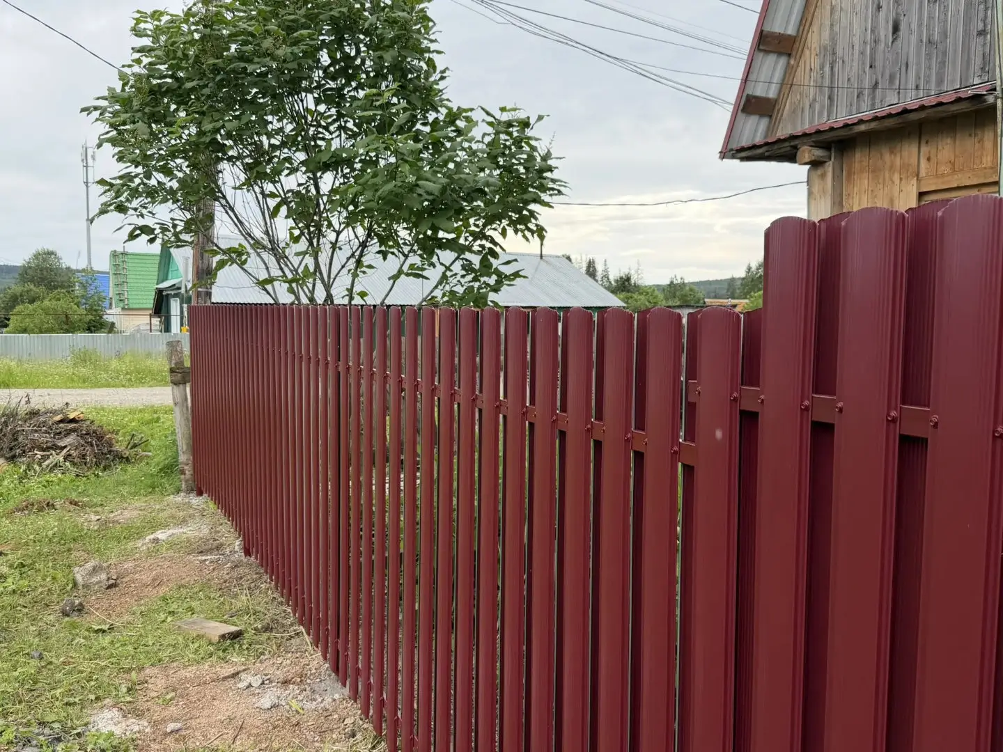 Забор из евроштакетника 24м RAL3005/3005 Красное Вино двусторонний фото 2 в Осинцево